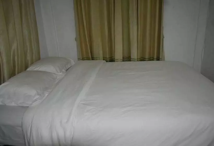 Hotelli Four G Homestay & Komodo Tour