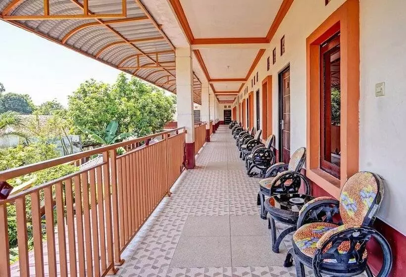 Hotelli Spot On 92527 Penginapan Kangean Syariahneartaman Merdeka Kalianget