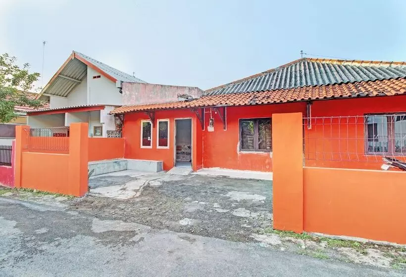 ホテル Spot On 92539 Luqman Kostel Syariah