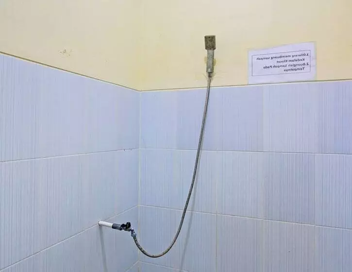 ホテル Spot On 92539 Luqman Kostel Syariah