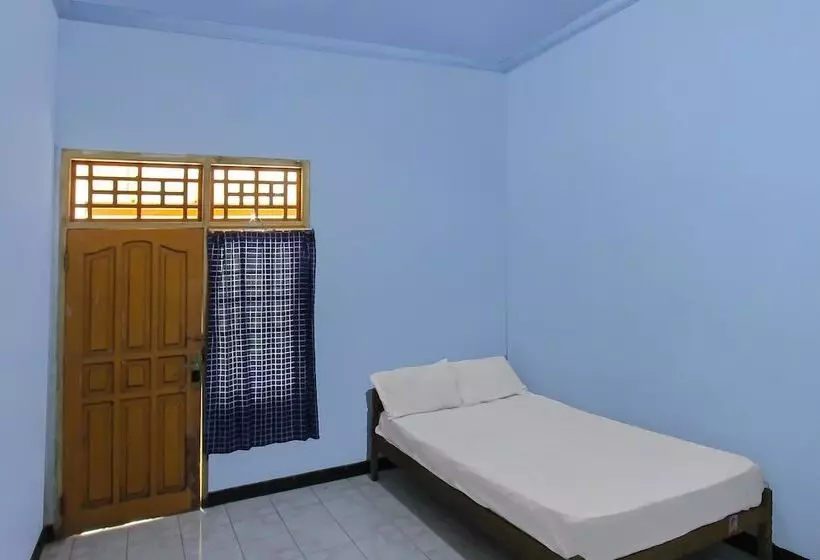 Hotelli Spot On 92567 Jati Homestay Near Taman Suranadi