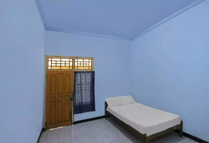 Hotelli Spot On 92567 Jati Homestay Near Taman Suranadi