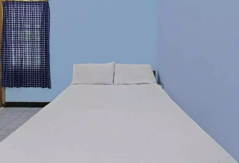 Hotelli Spot On 92567 Jati Homestay Near Taman Suranadi