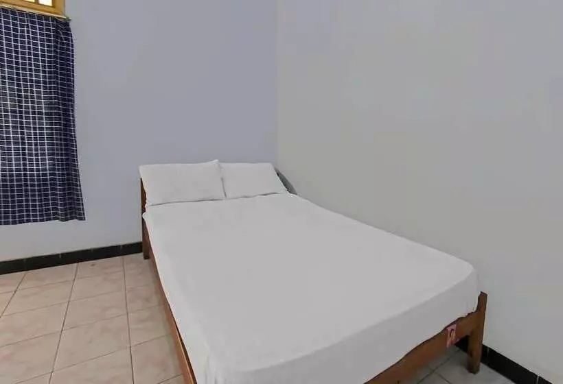 Hotelli Spot On 92567 Jati Homestay Near Taman Suranadi