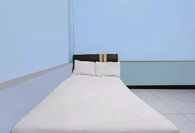 Hotelli Spot On 92567 Jati Homestay Near Taman Suranadi