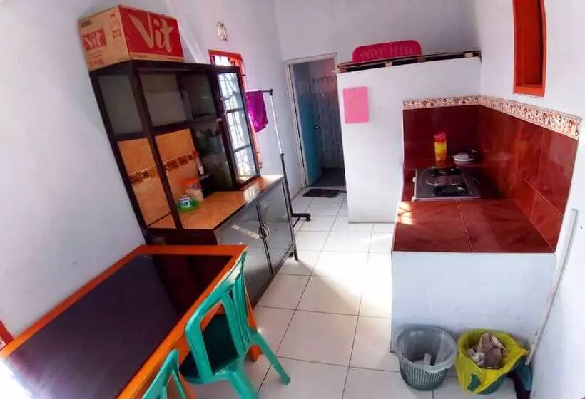 ホテル Spot On 92743 Kost Elisabeth Syariah