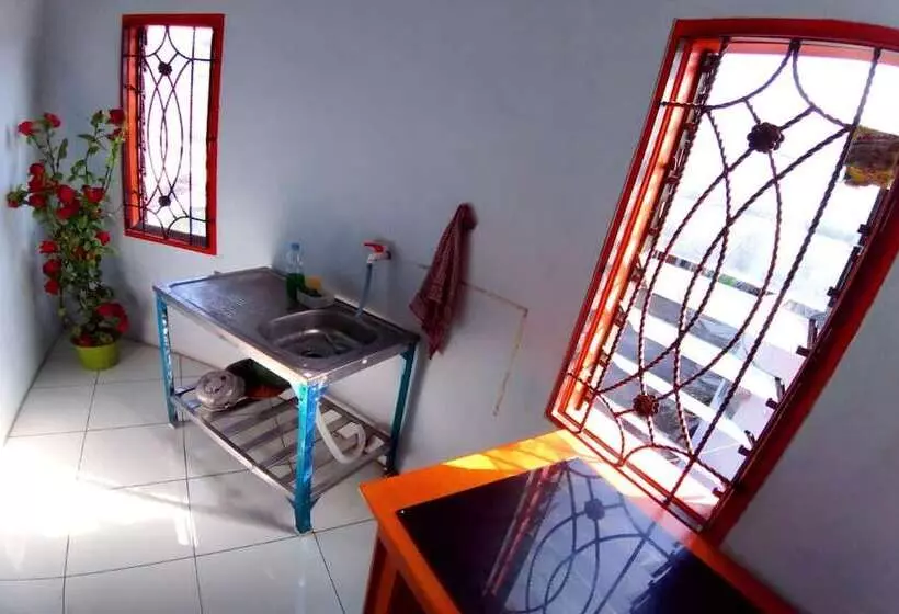 ホテル Spot On 92743 Kost Elisabeth Syariah
