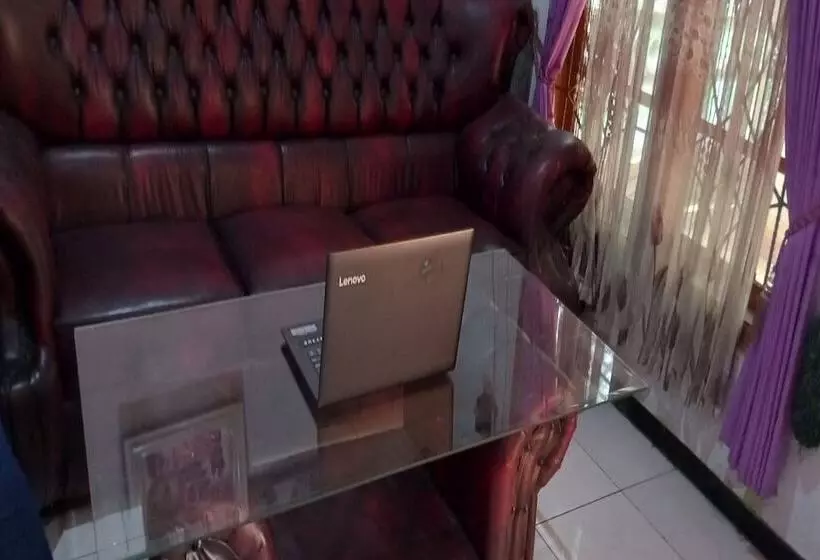 ホテル Spot On 92743 Kost Elisabeth Syariah