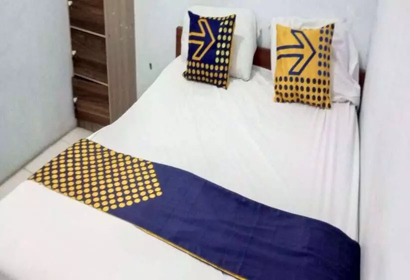 ホテル Spot On 92743 Kost Elisabeth Syariah