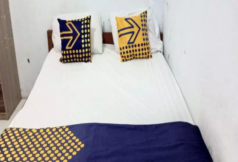 ホテル Spot On 92743 Kost Elisabeth Syariah
