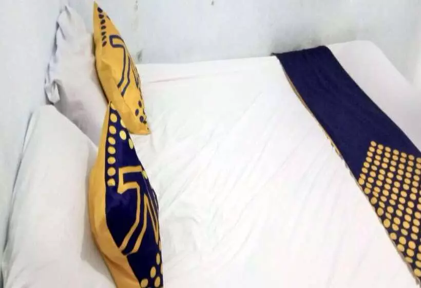 ホテル Spot On 92743 Kost Elisabeth Syariah