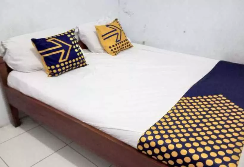 ホテル Spot On 92743 Kost Elisabeth Syariah