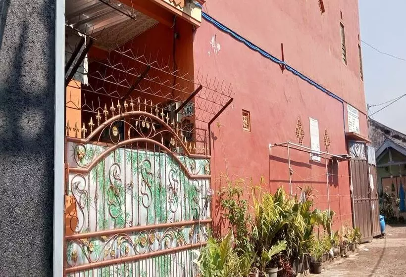 ホテル Spot On 92743 Kost Elisabeth Syariah
