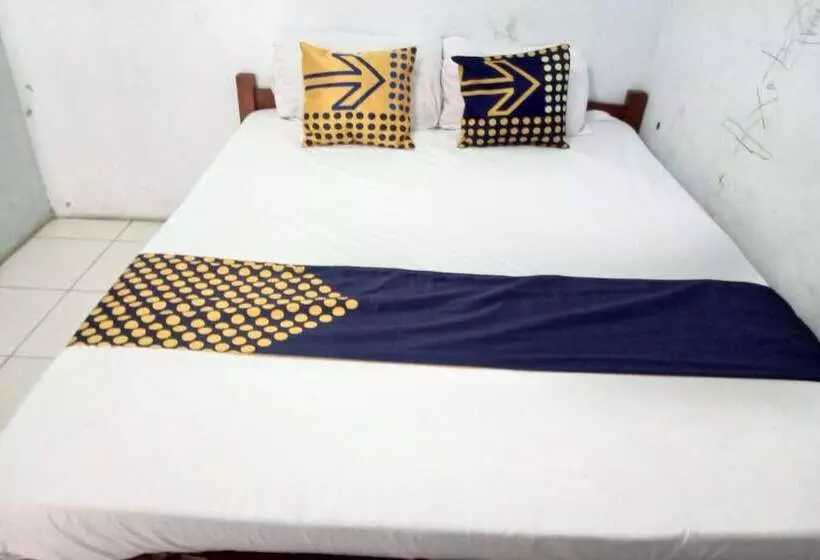 ホテル Spot On 92743 Kost Elisabeth Syariah