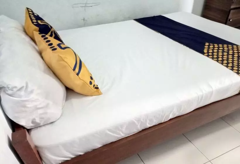 ホテル Spot On 92743 Kost Elisabeth Syariah