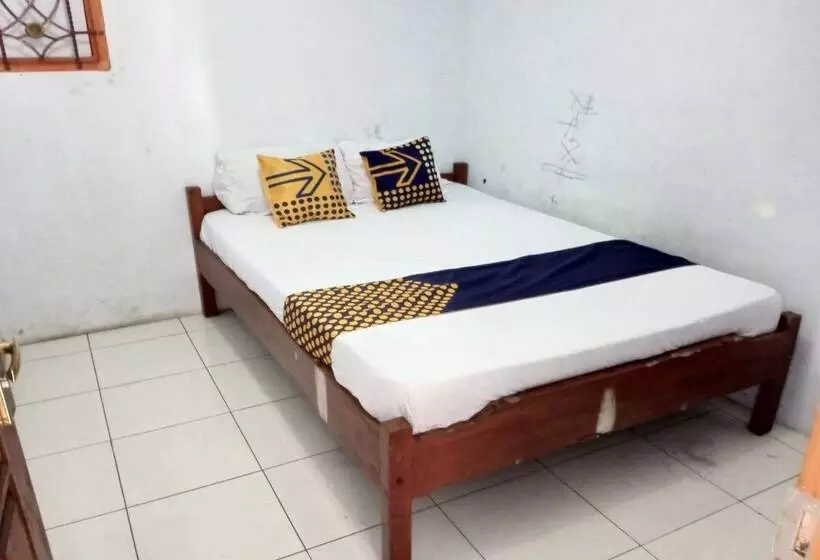 ホテル Spot On 92743 Kost Elisabeth Syariah
