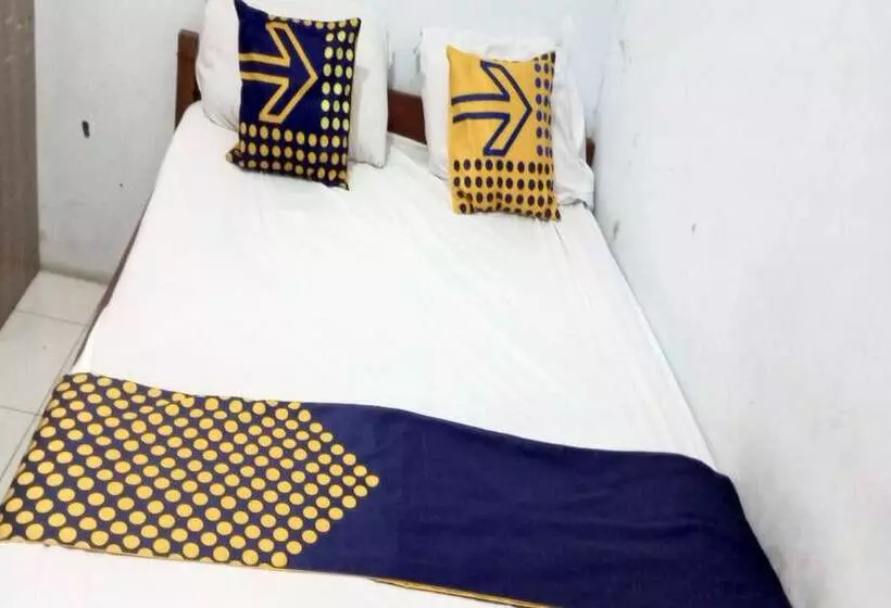 ホテル Spot On 92743 Kost Elisabeth Syariah