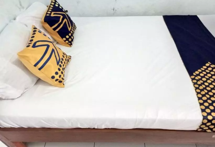ホテル Spot On 92743 Kost Elisabeth Syariah