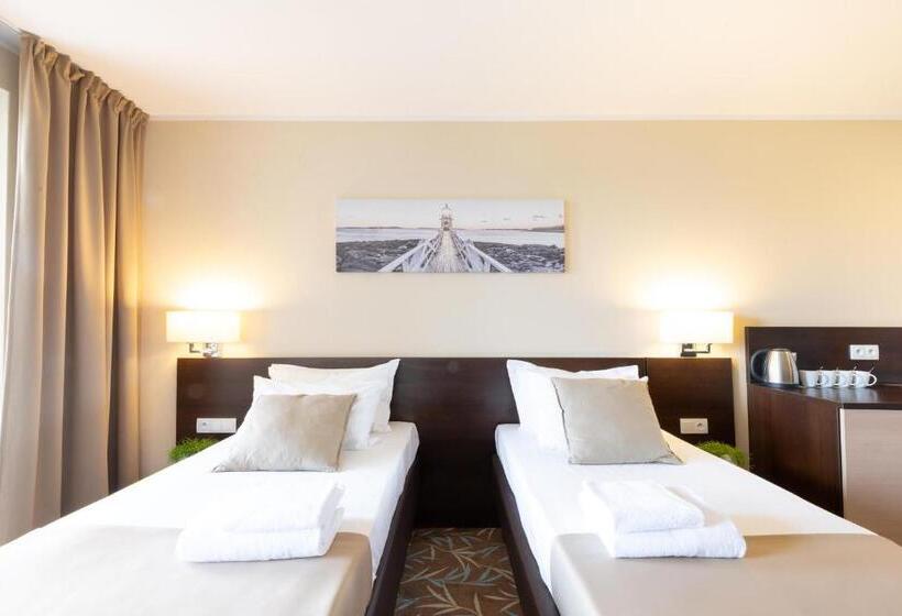 בית מלון כפרי Blue Marine Mielno