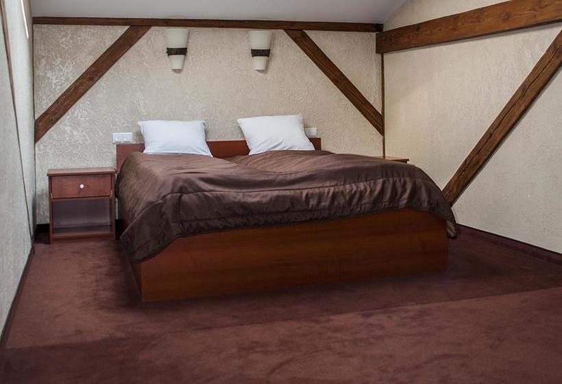 Hotelli Nowy Folwark "na Skraju Lasu"