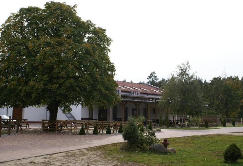 Hotelli Nowy Folwark "na Skraju Lasu"