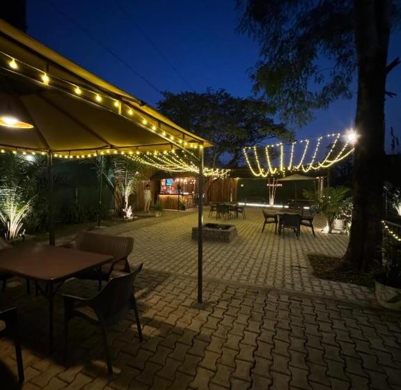 هتل Premier Lodge