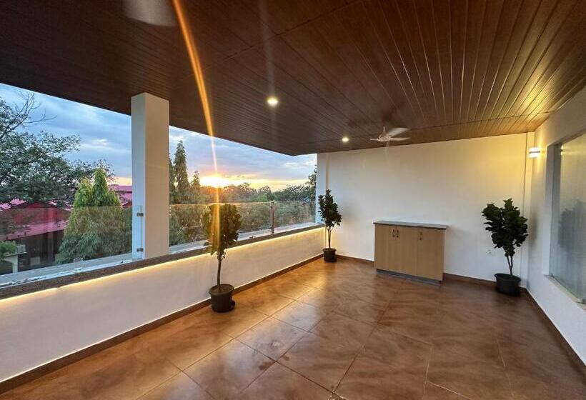 هتل Premier Lodge