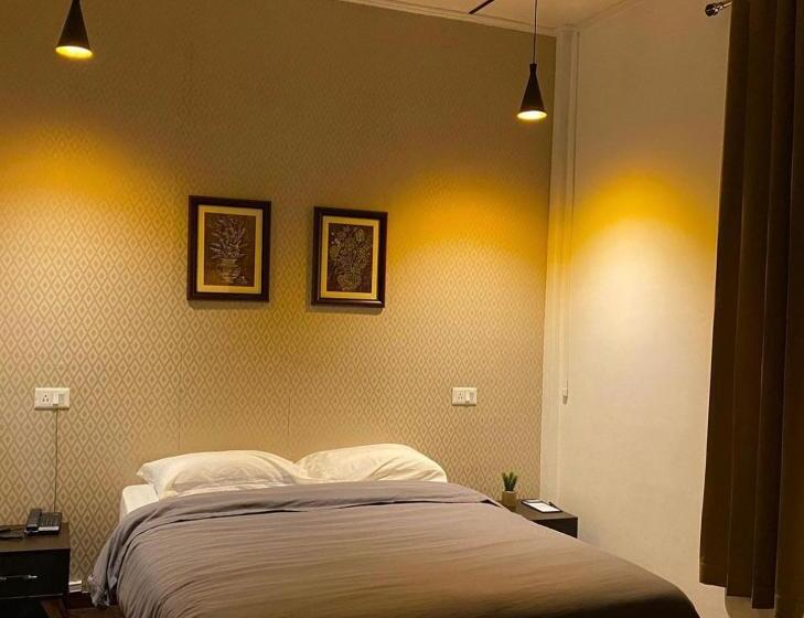 هتل Premier Lodge