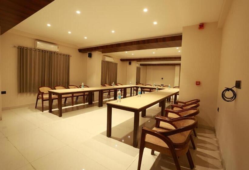 Отель Taviral Regency