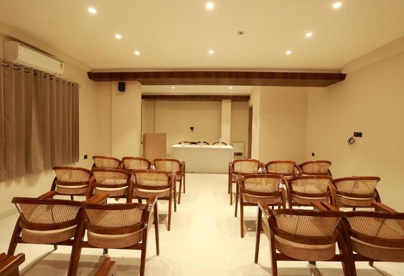 Отель Taviral Regency