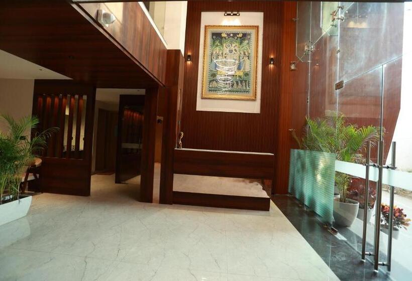 Отель Taviral Regency