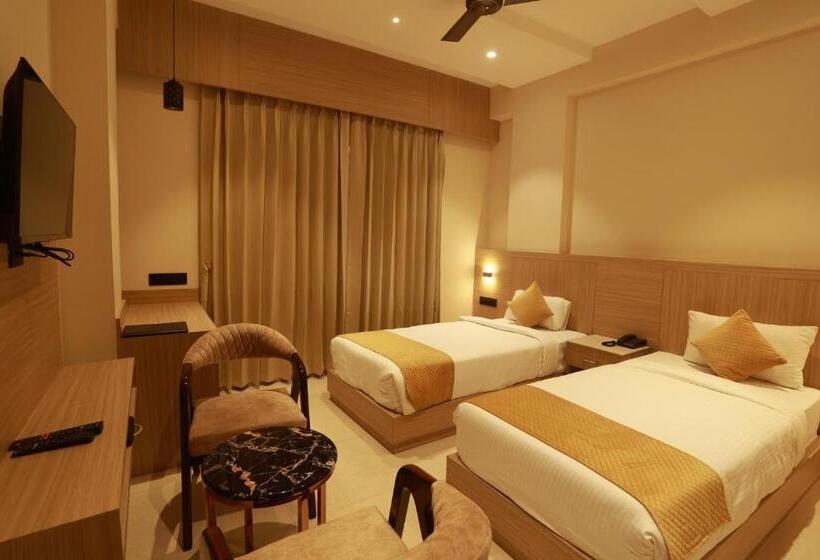 Отель Taviral Regency