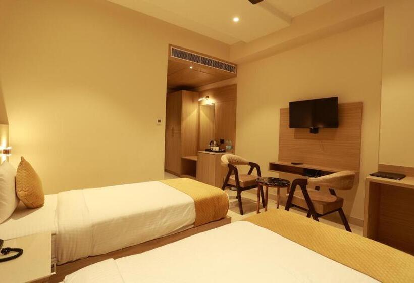 Отель Taviral Regency