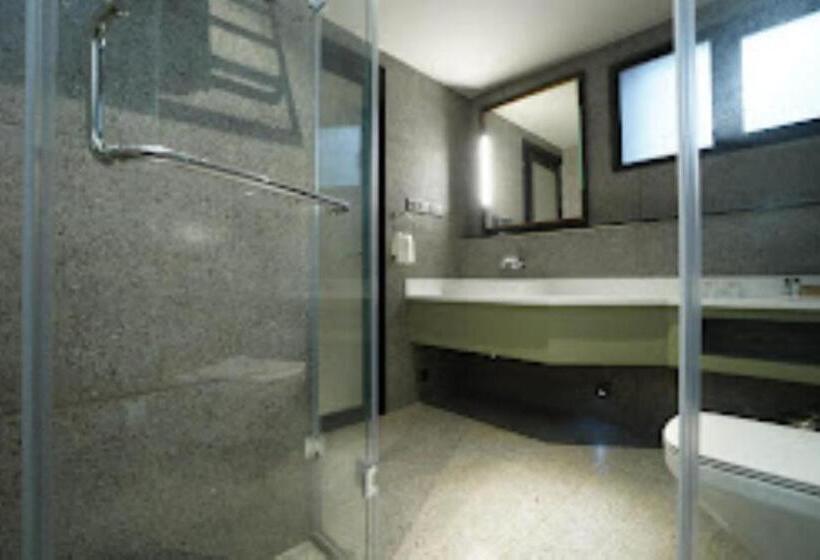 בית מלון כפרי Vyna Hillock Resorts Kerala