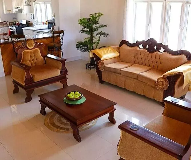 پانسیون Red Knot Manor