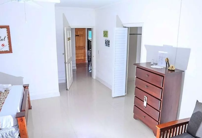 پانسیون Red Knot Manor