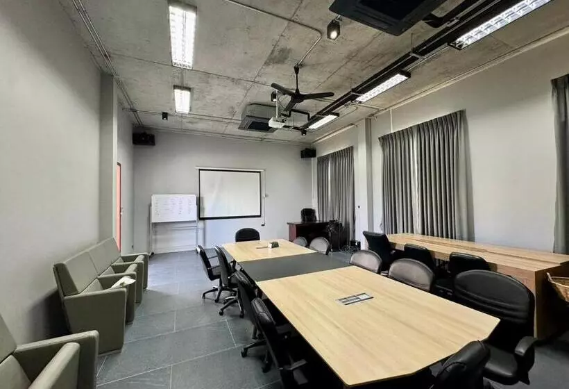 Hotelli Chainam Charmchuree Residences Cafe And Spa