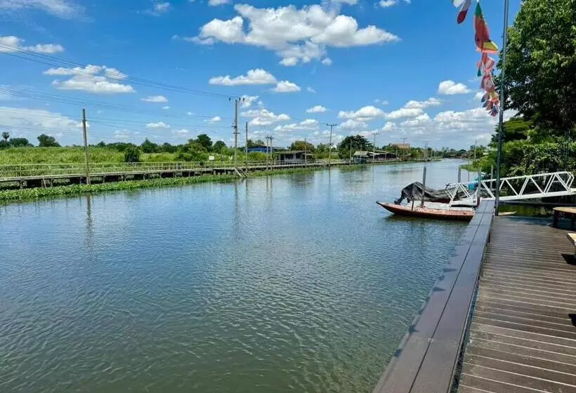 Hotelli Chainam Charmchuree Residences Cafe And Spa