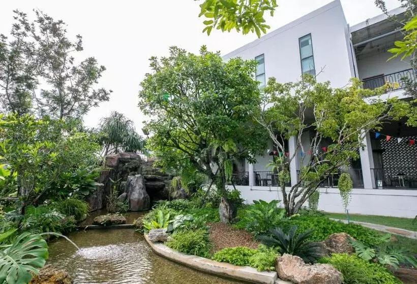 Hotelli Chainam Charmchuree Residences Cafe And Spa