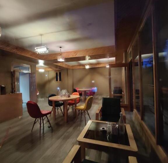 בית מלון כפרי The Woodpecker Inn Jibhi