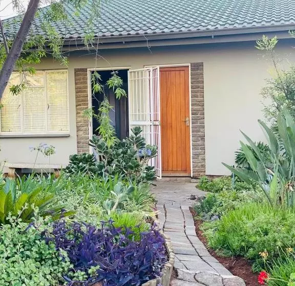 ペンション The M Pire Cottage
