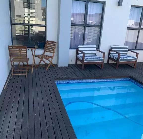 Majatalo Blou Beauty