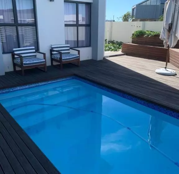 Majatalo Blou Beauty