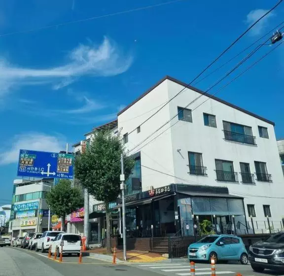 Majatalo Food House