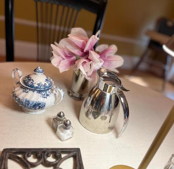 Antique1242 British Bed & Breakfast