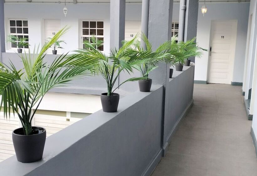 تختخواب و صبحانه Room27 City Center