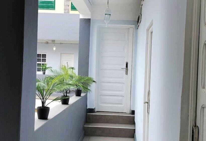 تختخواب و صبحانه Room27 City Center