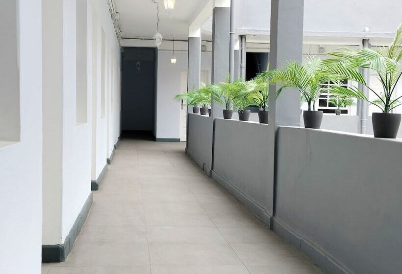 تختخواب و صبحانه Room27 City Center