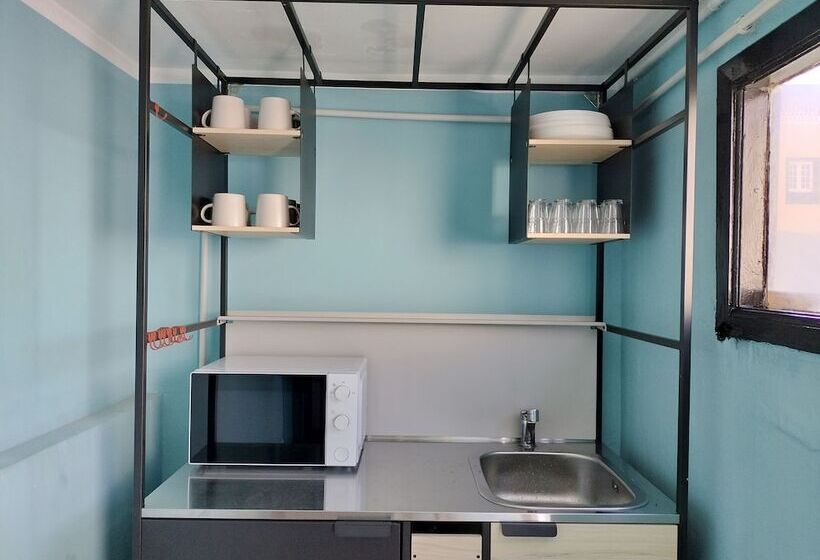 تختخواب و صبحانه Room27 City Center