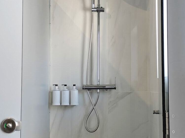 تختخواب و صبحانه Room27 City Center